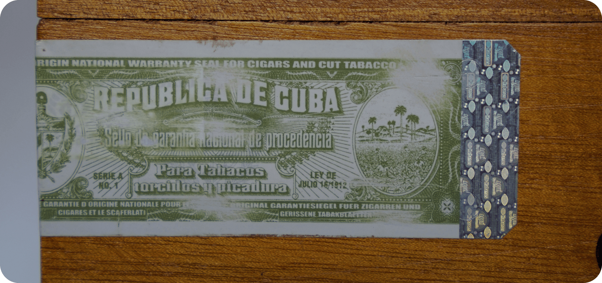 A green Cuban warranty seal with a serial number (verifiable on Habanos.com)